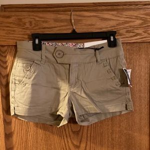 NEW Khaki shorts- Size 5 (Juniors)